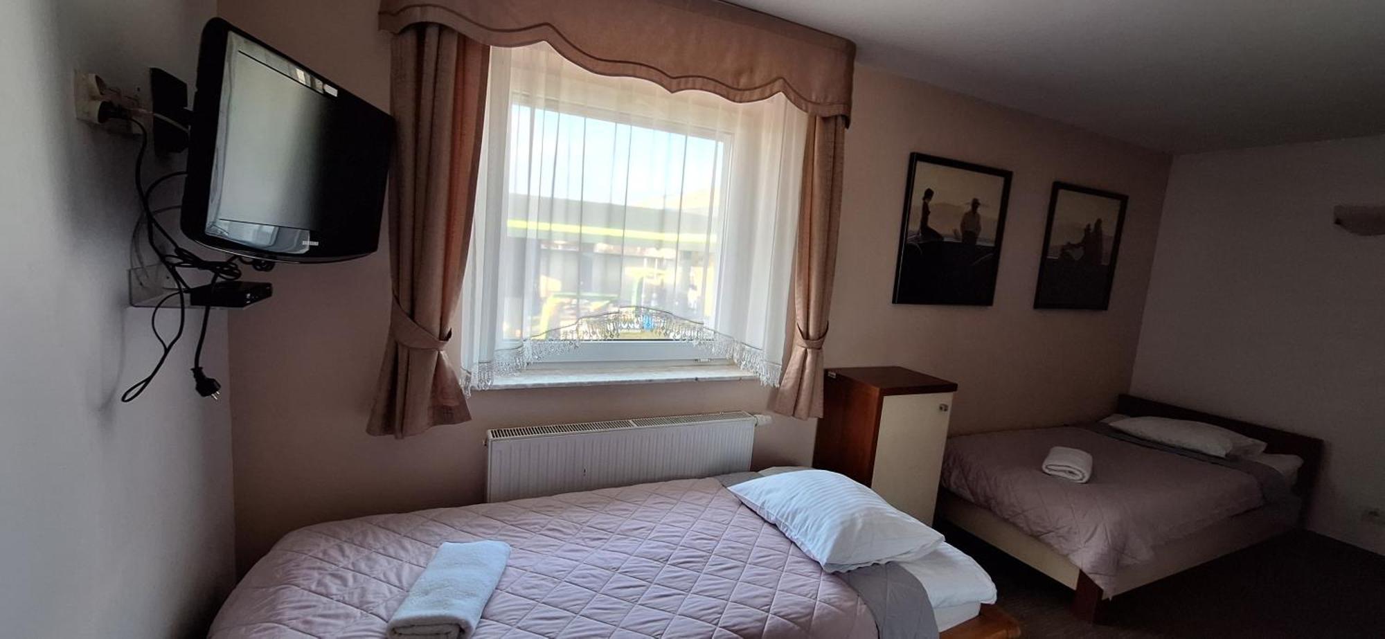 U Agaty Hotel Кросно Екстериор снимка