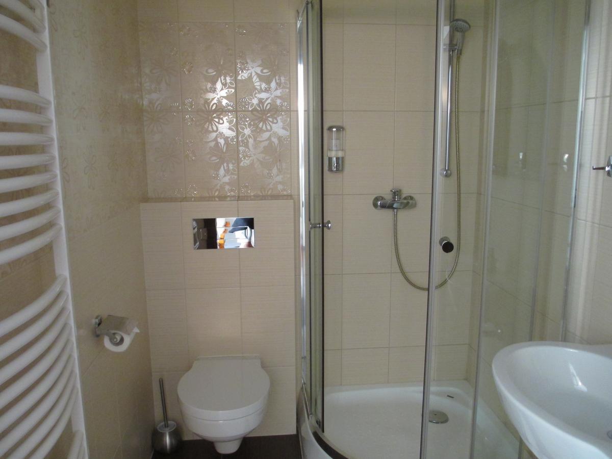 U Agaty Hotel Кросно Екстериор снимка